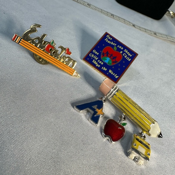 Teacher pin swag buttons - Picture 1 of 9